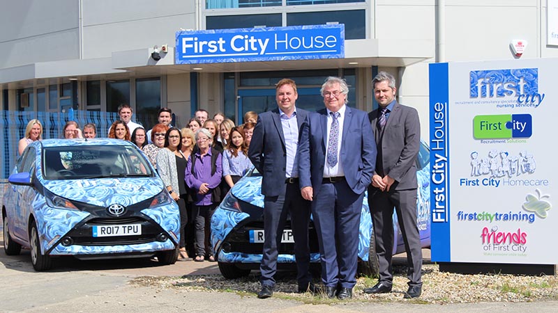 stephen-trowbridge-keith-trowbridge-and-david-trowbridge-with-first-city-employees-outside-their-new-headquarters-first-city-house