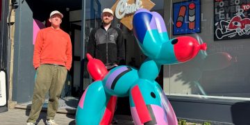 Swindog sculpture tours Old Town ahead of permanent display