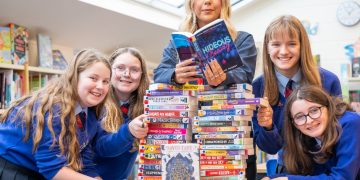 Housebuilder donates £900 of new books to Highworth school