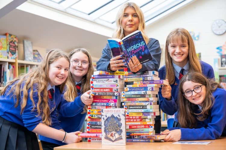 Housebuilder donates £900 of new books to Highworth school