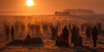 Swindon residents join thousands at Stonehenge solstice dawn