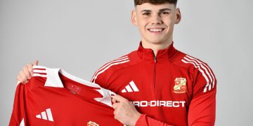 Swindon Town secure Ben Middlemas from Sunderland