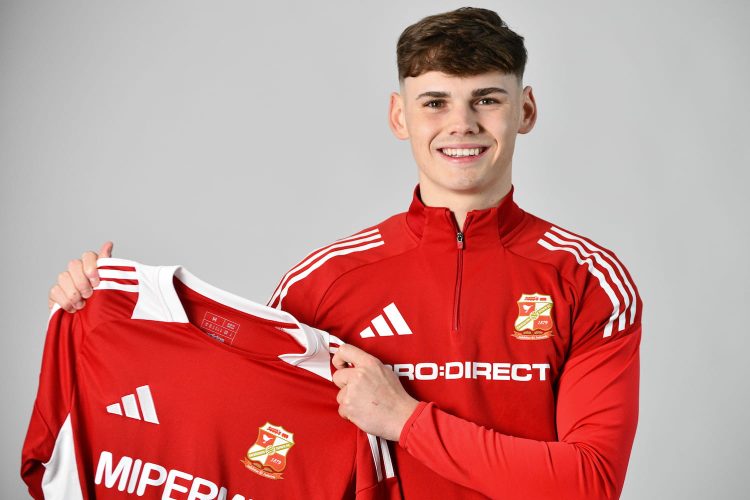 Swindon Town secure Ben Middlemas from Sunderland