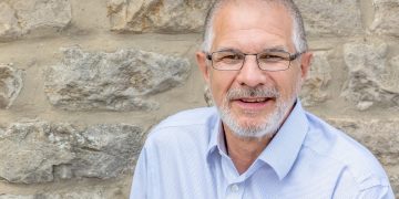 Swindon pays tribute to respected accountant Mike Lloyd