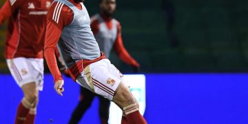 Swindon keep promotion hopes alive with 2-0 win