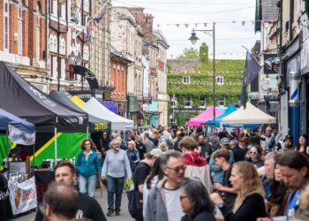 Dry weather and live acts delight Old Town crowds