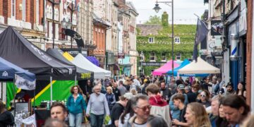 Dry weather and live acts delight Old Town crowds