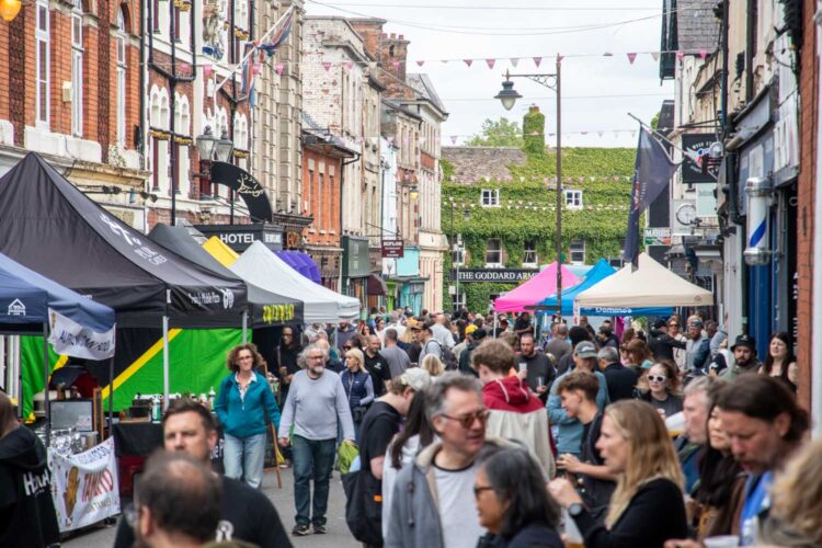Dry weather and live acts delight Old Town crowds