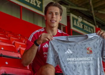 Swindon Town sign Moldova international Stephan Negru from Oxford