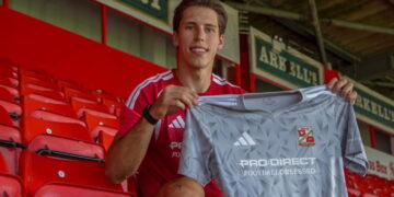 Swindon Town sign Moldova international Stephan Negru from Oxford