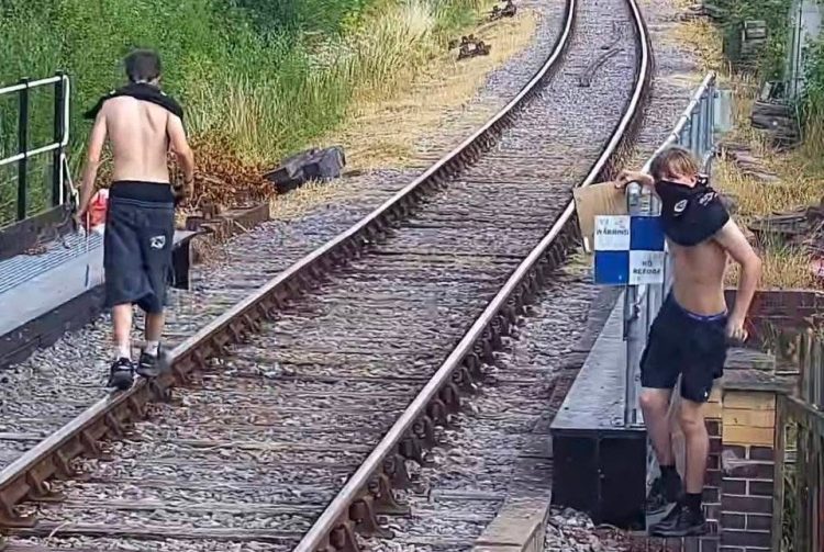 Search for alleged trespassers who ‘steal signs’ from Swindon & Cricklade Railway