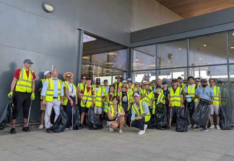 Wichelstowe litter pick raises £600 for Prospect Hospice charity